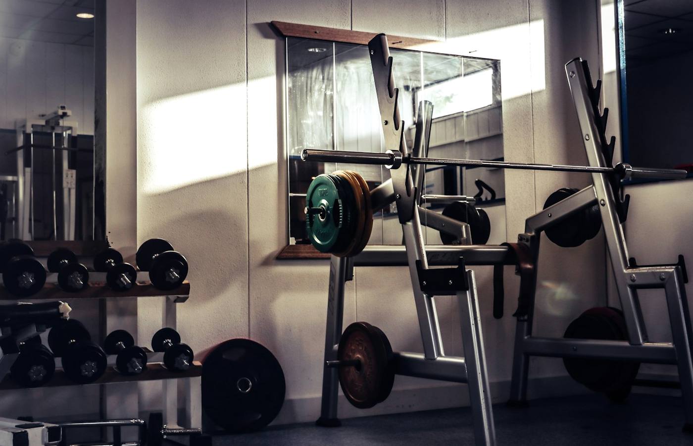 Interiér moderní posilovny s fitness vybavením